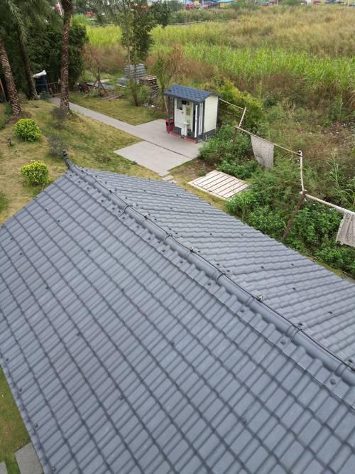 別再盯著老瓦片發(fā)愁啦！2026年屋頂界的“扛把子”——樹脂瓦，了解一下？